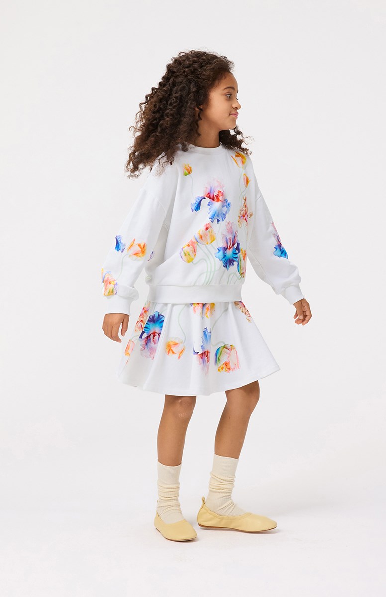 Maxi - Petals Galore - Hvid sweatshirt med print til børn i blødt økologisk bomuld med ribkanter ved hals, ærmer og i bunden af blusen.
