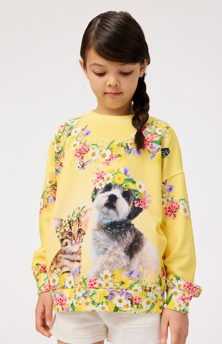 Maxi - Sweet Maggie - Gul sweatshirt med print til børn i blødt økologisk bomuld med ribkanter ved hals, ærmer og i bunden af blusen.