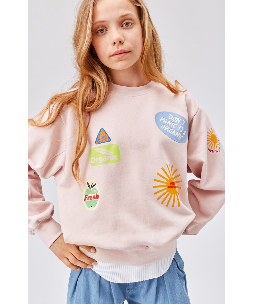 Maxime - Powder - Lyserød økologisk sweatshirt med klistermærkeprint