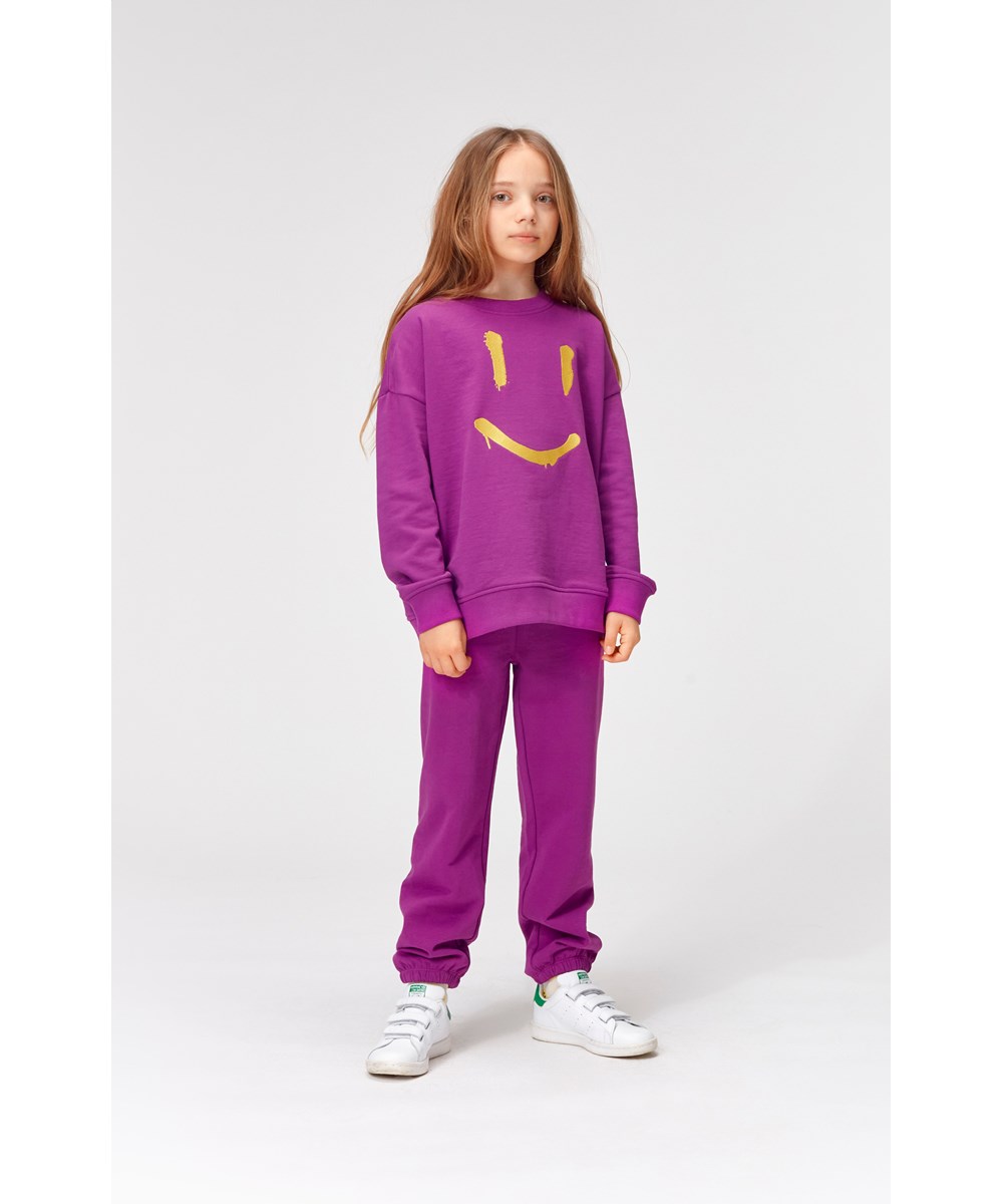 Mika - Grape - Økologisk lilla sweatshirt med en gul smiley