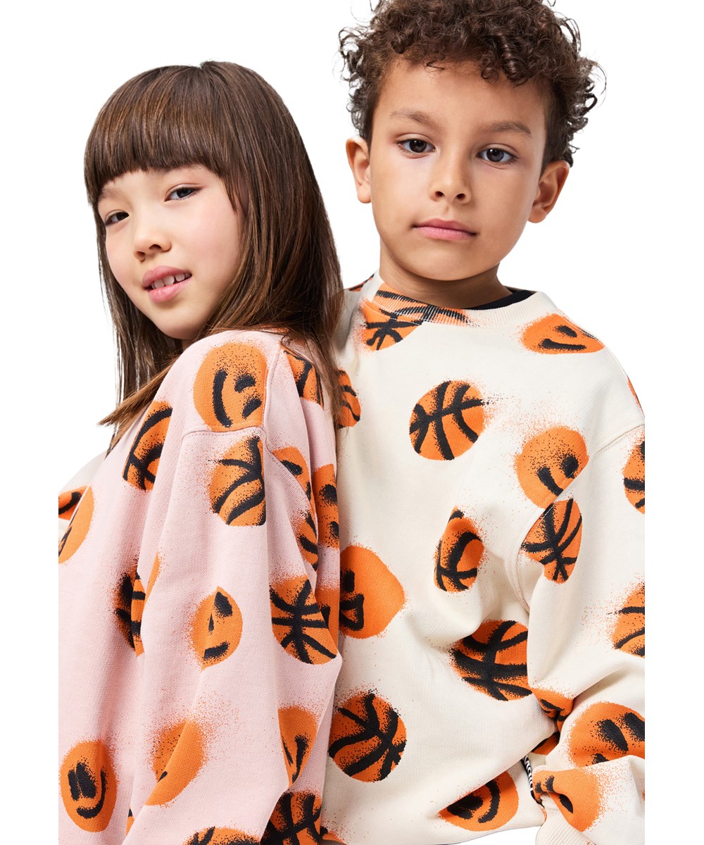 Monti - Basketball Rose - Rosa sweatshirt i økologisk bomuld med print af basketbolde til børn
