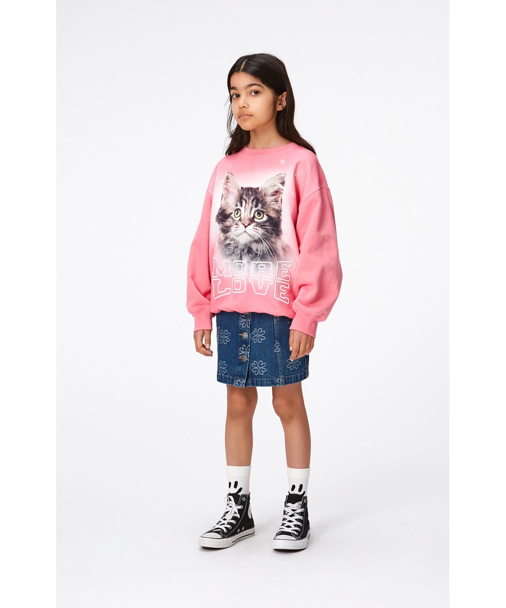 Monti - More Love Cat - Pink sweatshirt i økologisk bomuld med et stort katteprint, teksten 'More Love' 