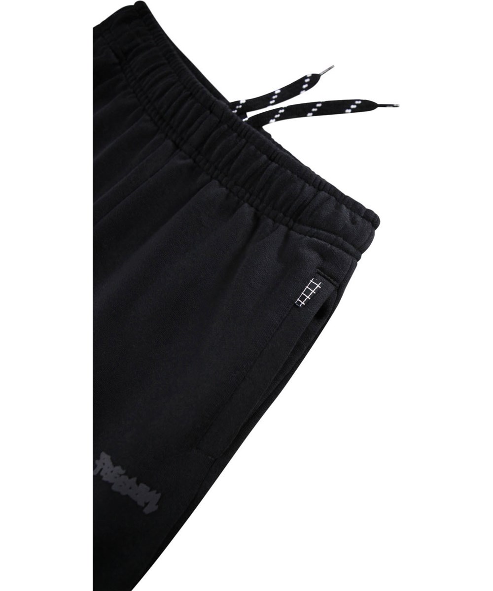 Adan - Black - Svarta sweatpants för barn tillverkade av ekologisk bomull.