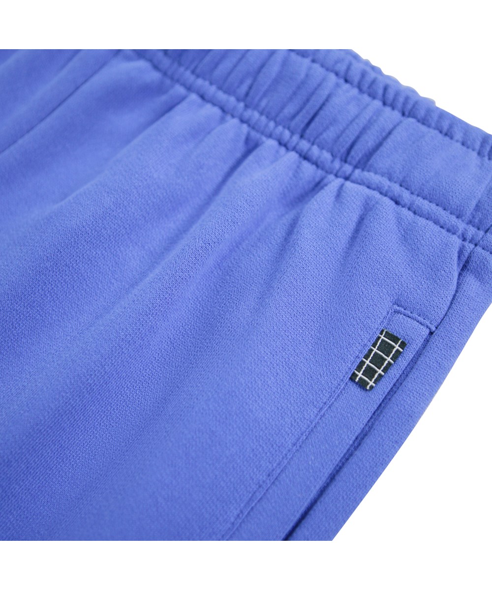 Adan - Dazzling Blue - Blå sweatpants för barn tillverkade av ekologisk bomull.