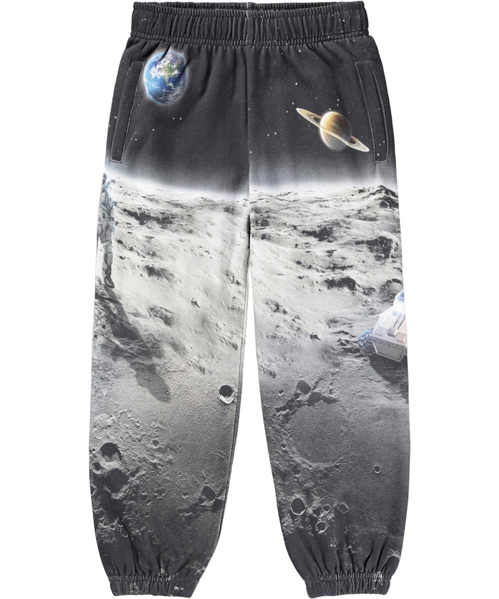 Allen - Moon Traveller - Multifärgade sweatpants för barn tillverkade av ekologisk bomull med en månmönster.