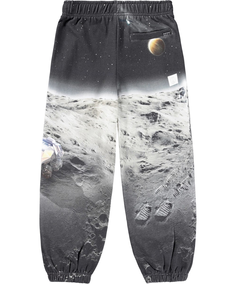 Allen - Moon Traveller - Multifärgade sweatpants för barn tillverkade av ekologisk bomull med en månmönster.