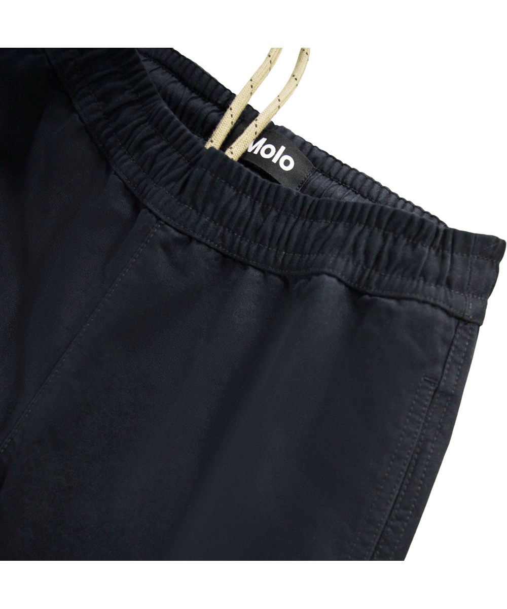 Amor - Black - Svarta chinos för barn tillverkade av ekologisk bomull med resår i midjan.