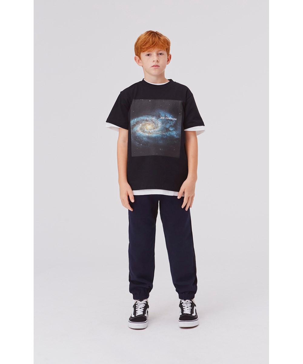 Amse - Galaxy Black - Ekologiska tvåfärgade sweatpants i blå och svart.