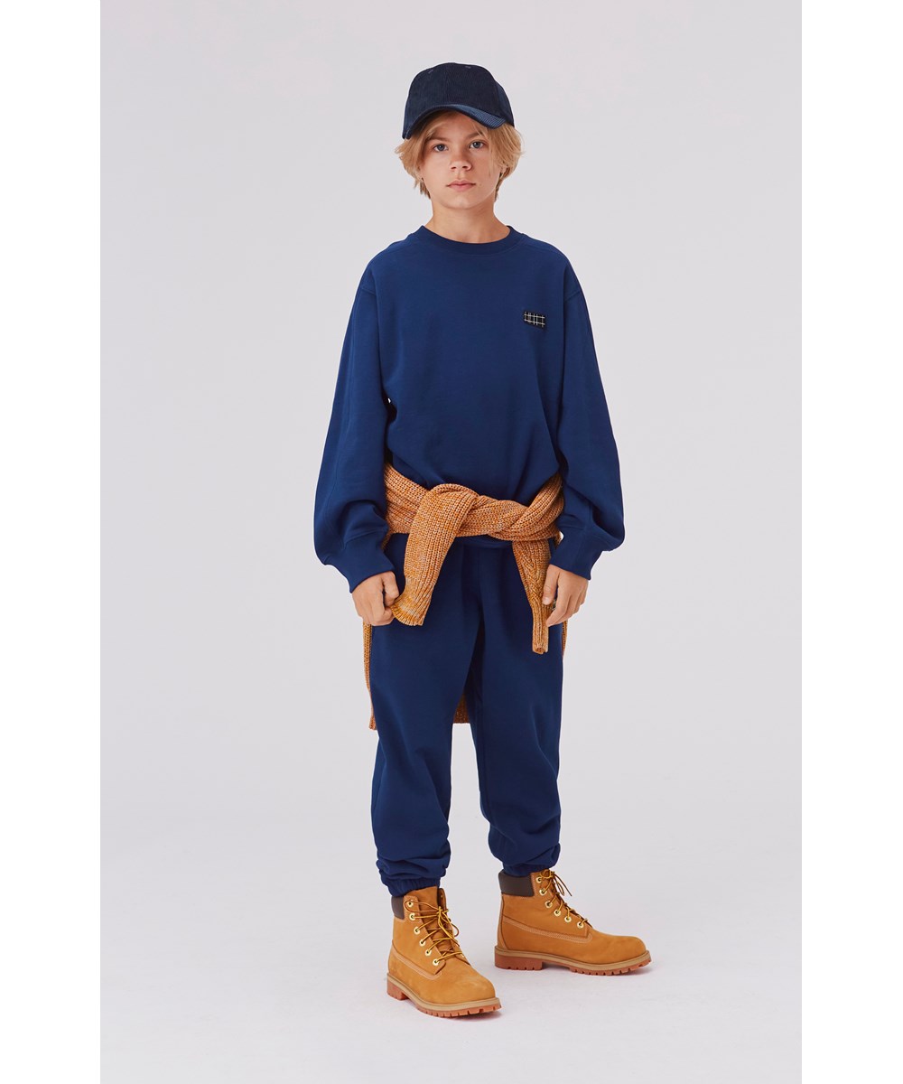 Amse - Galaxy Black - Ekologiska tvåfärgade sweatpants i blå och svart.