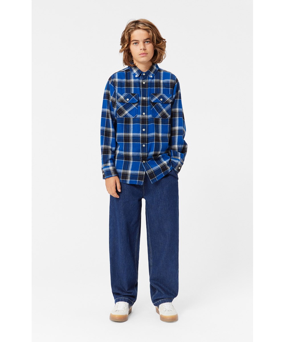 Aster - Oceanic Denim - Löst sittande mörkblå jeans med elastisk midja och fickor.