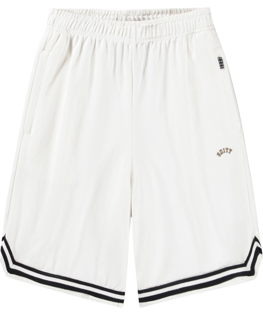 Adeen - Daylight White - Vita, mjuka knälånga basketshorts för barn i ekologisk bomull
