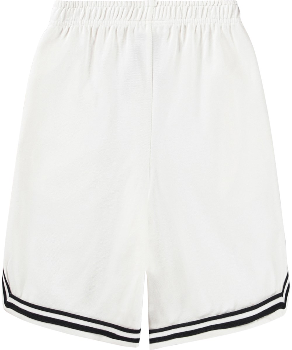 Adeen - Daylight White - Vita, mjuka knälånga basketshorts för barn i ekologisk bomull