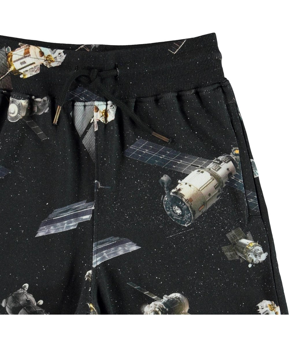Alw - Space Satellite - Svarta mjukisshorts med satelliter