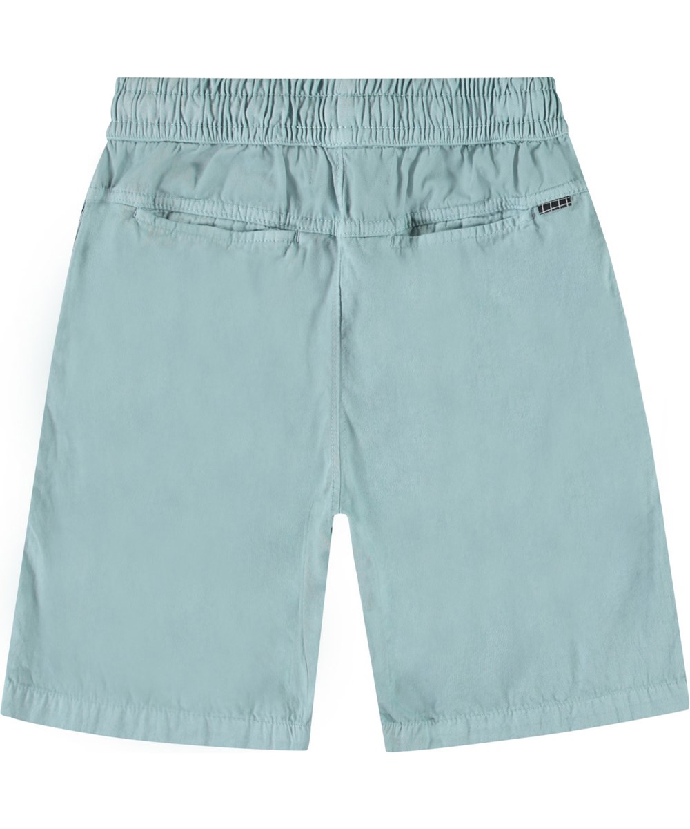 Arrow - Misty Blue - Ljusblå shorts i ekologisk bomull för barn.