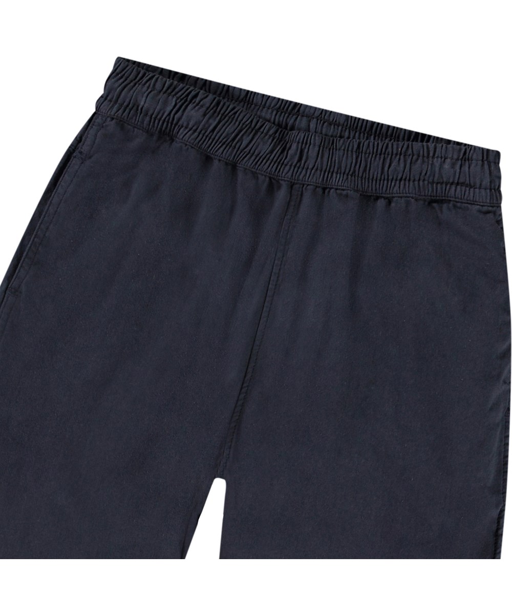 Arrow - Outer Space - Mörkblå shorts i ekologisk bomull för barn.