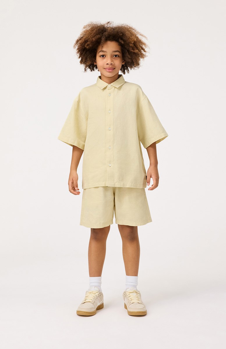 Richie - Alabaster - Oversized beige linneskjorta med vida t-shirt-ärmar, klassisk skjortkrage och knäppning framtill.