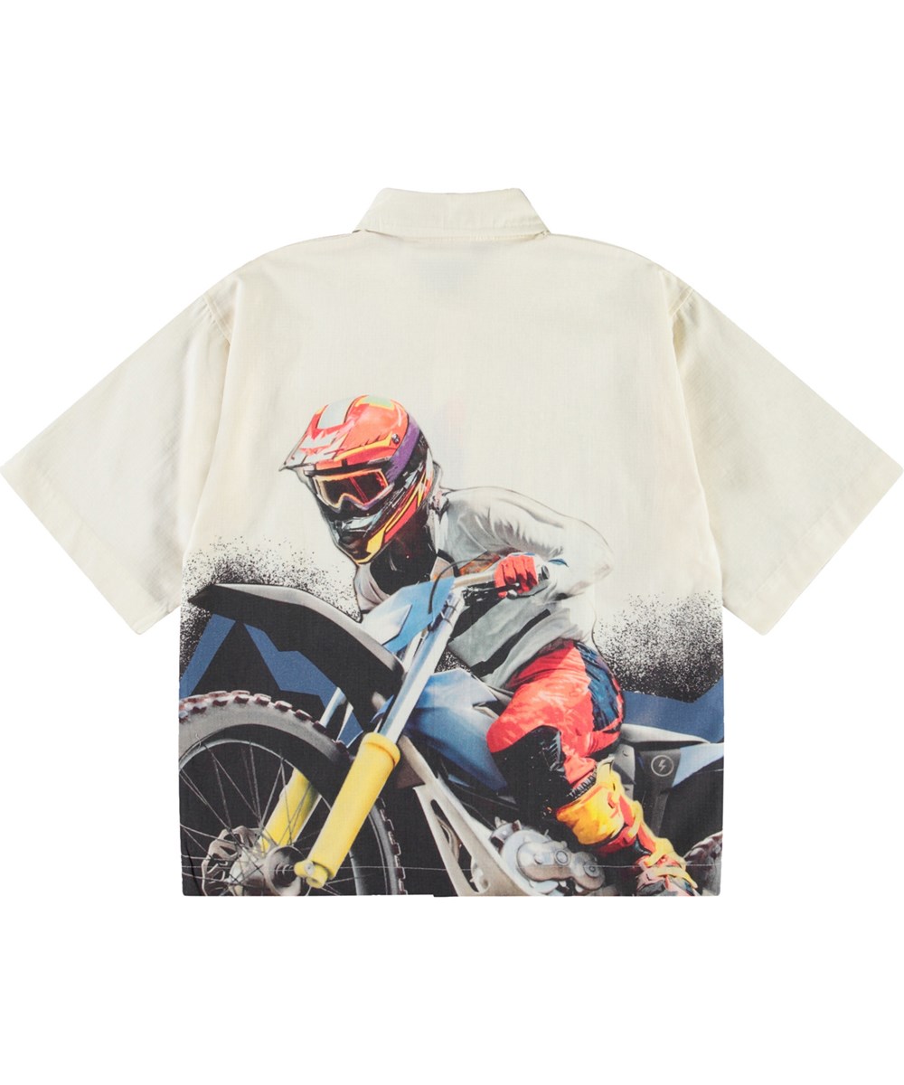 Richie - Big MC Light - Beige tröja med tryck för barn i mjuk ekologisk bomull med vida t-shirt ärmar, klassisk skjortkrage och knappar framtill.