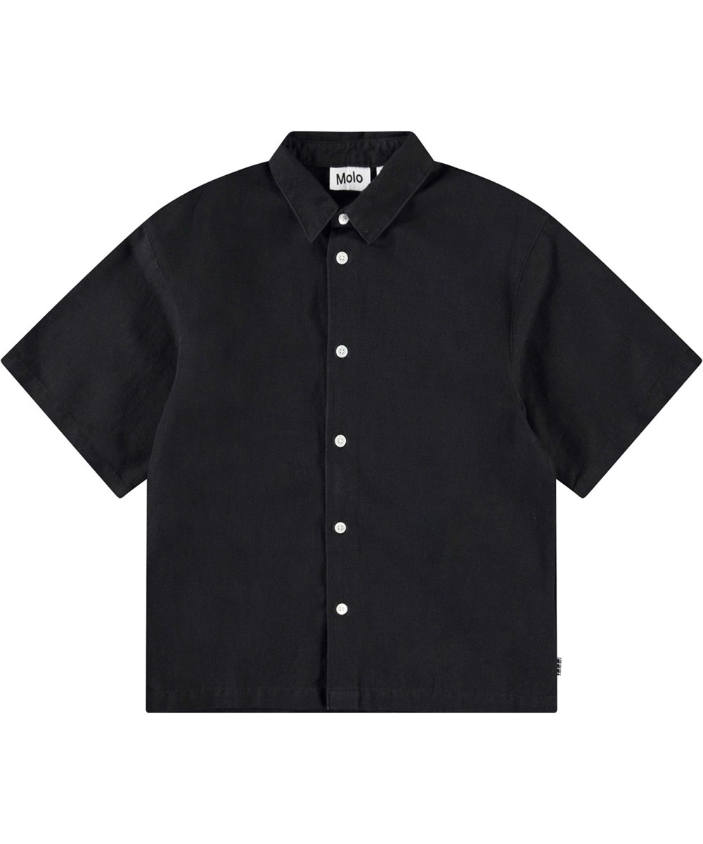 Richie - Black - Oversized svart linneskjorta med vida t-shirt-ärmar, klassisk skjortkrage och knäppning framtill.