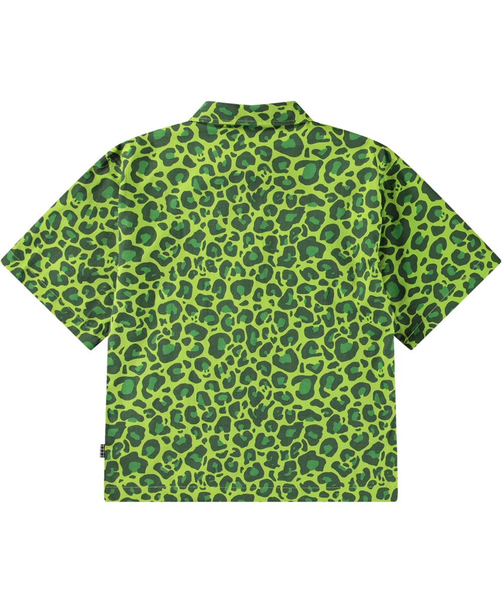 Richie - Jaguar_Green - Oversized grön skjorta med leopardtryck i mjuk ekologisk bomull med vida t-shirt ärmar, klassisk skjortkrage och knappar framtill.