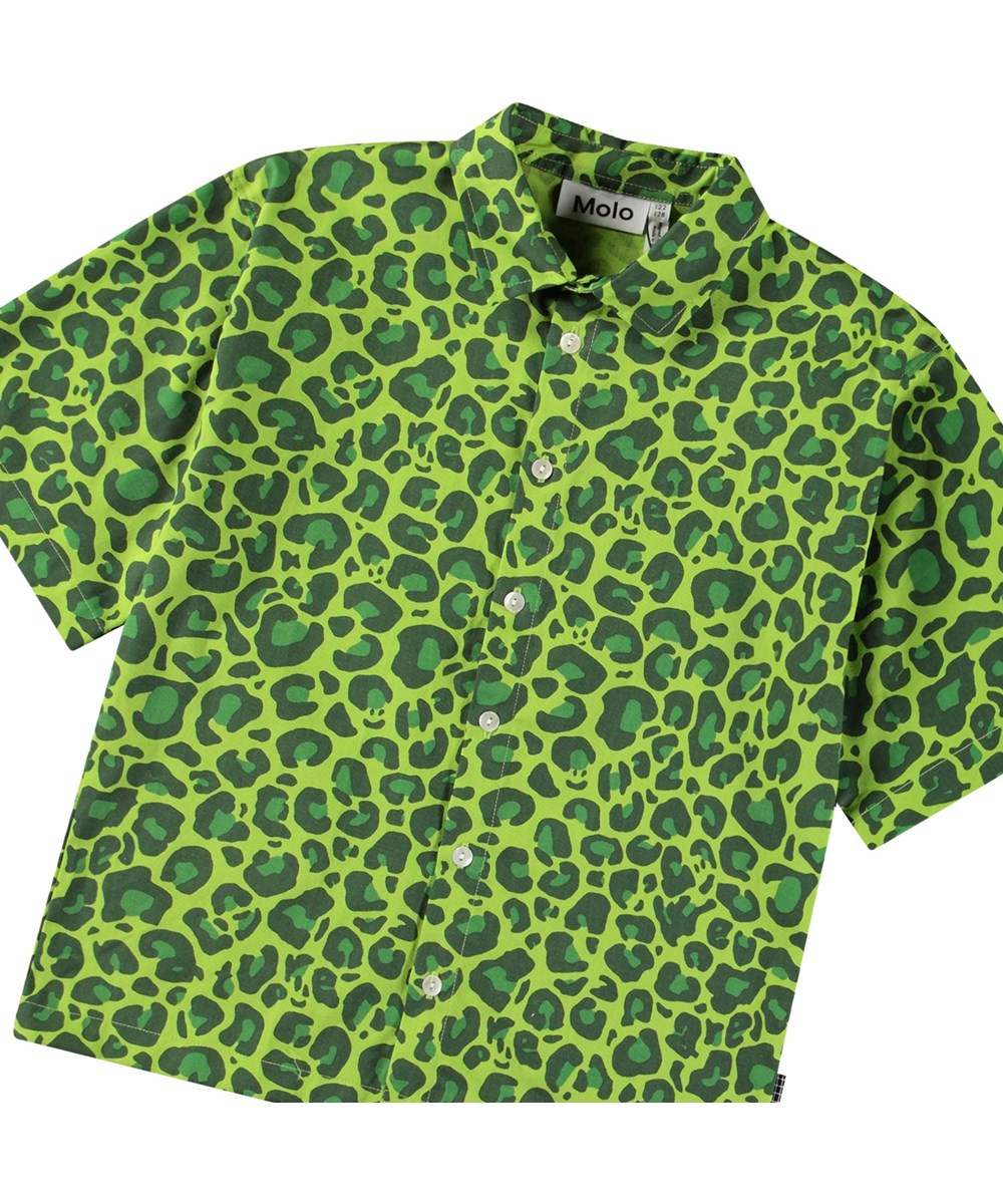 Richie - Jaguar_Green - Oversized grön skjorta med leopardtryck i mjuk ekologisk bomull med vida t-shirt ärmar, klassisk skjortkrage och knappar framtill.