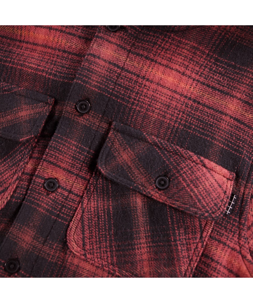 Rizz - Dark Red Check - Svart och rödrutig skjorta för barn gjord av bomull.