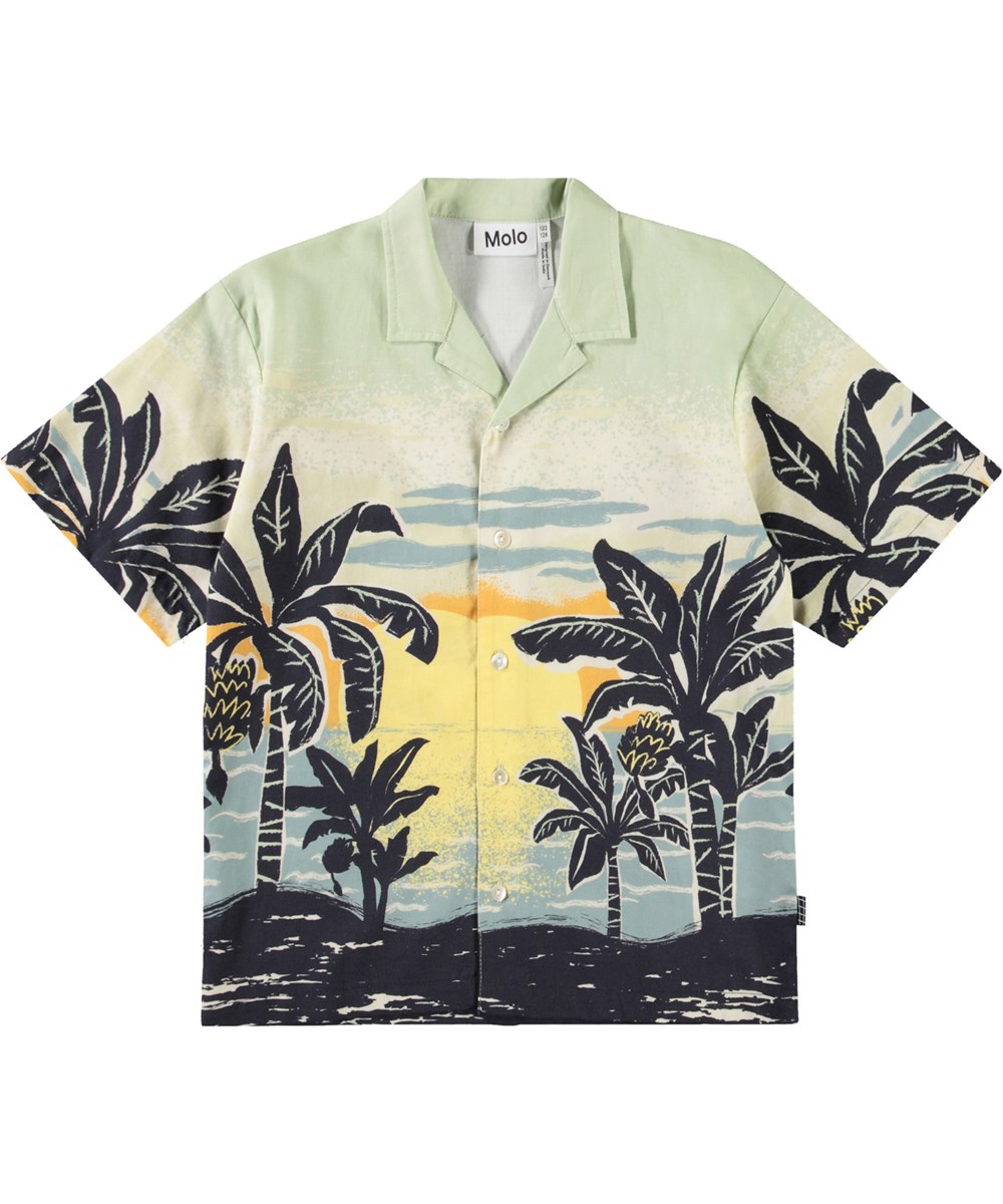 Rui - Banana Beach - Kortärmad oversize vit skjorta för barn i ekologisk bomull med krage och knappar framtill.