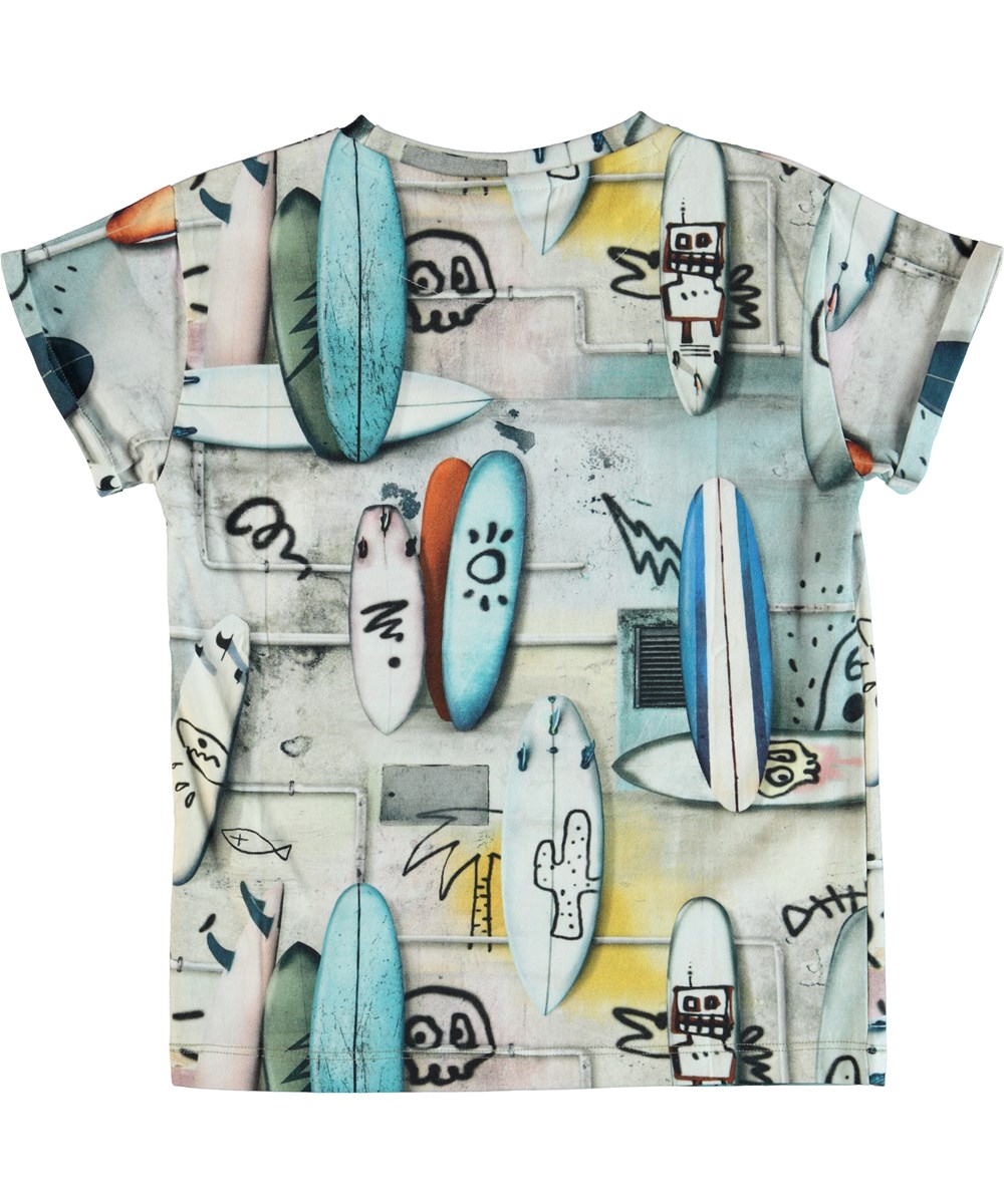 Rafe - Summer Walls - T-shirt med surfbrädor och grafitti.