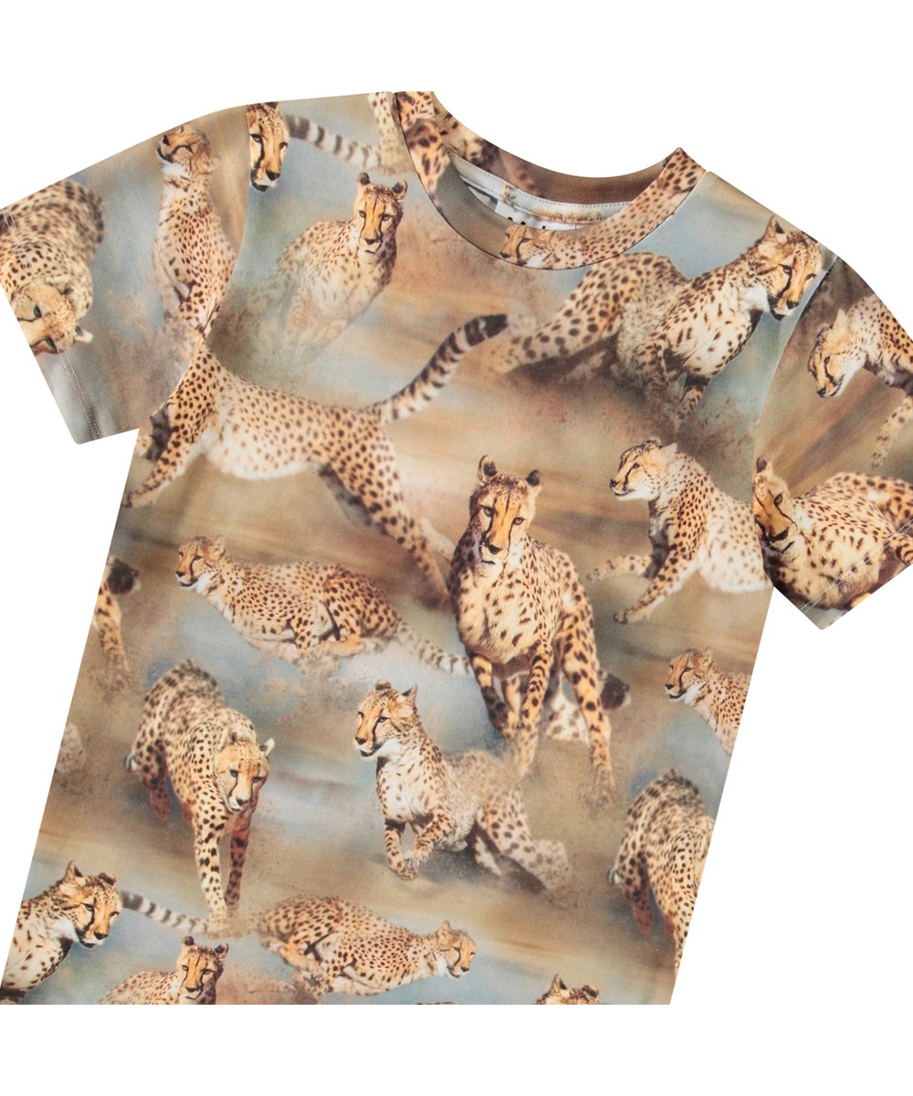 Ralphie - Fast Cheetahs - Åtsittande t-shirt med tryck för barn i mjuk ekologisk bomull med ribbad halsringning.