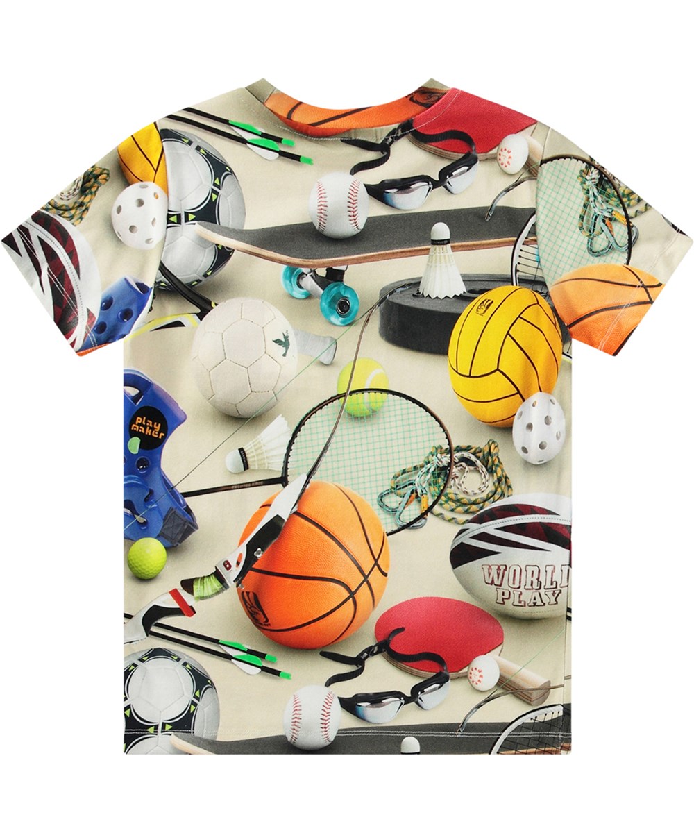 Ralphie - Sports Mix - Multifärgad T-shirt i ekologisk bomull med ett mönster av sportutrustning över hela.