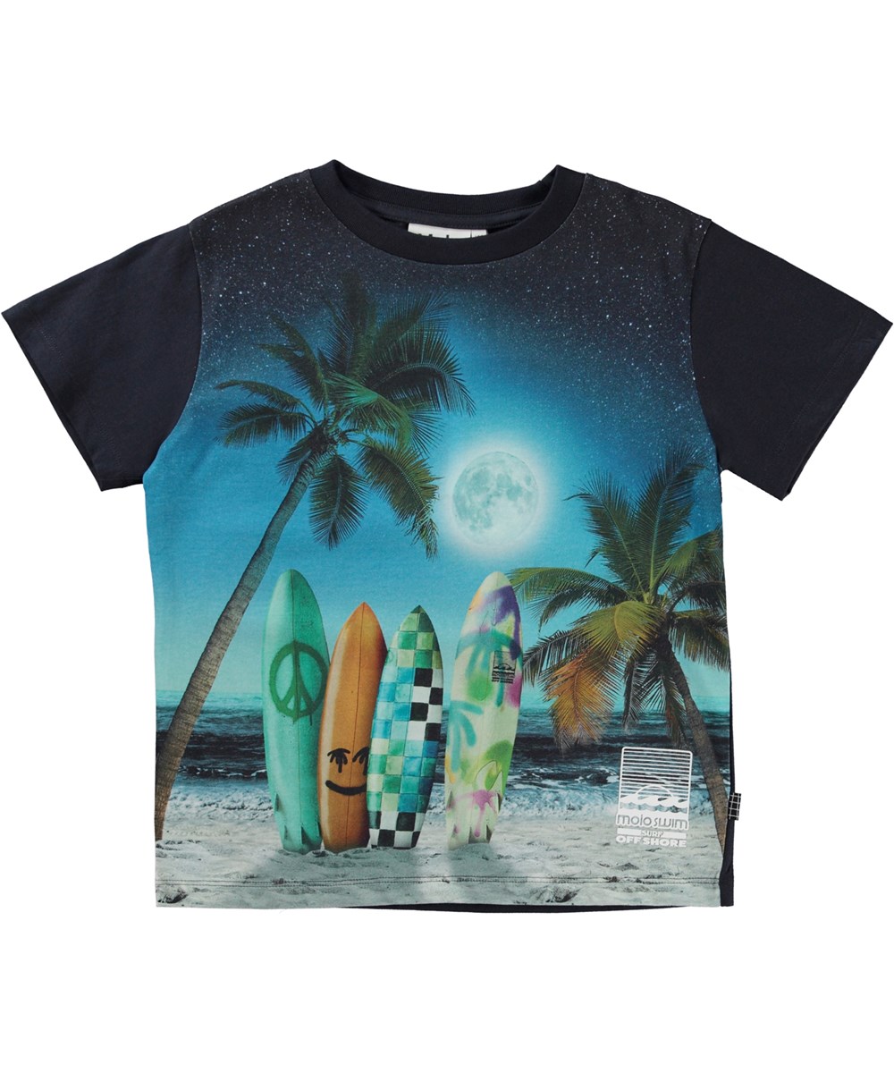 Rame - Sunset Surfer - Mörk t-shirt i ekologisk bomull med surfbrädor och palmer.