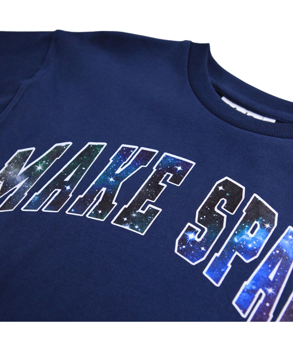 Renley - Galaxy Blue - Mörkblå T-shirt för barn i ekologisk bomull med korta ärmar och en rund ribbad halsringning.