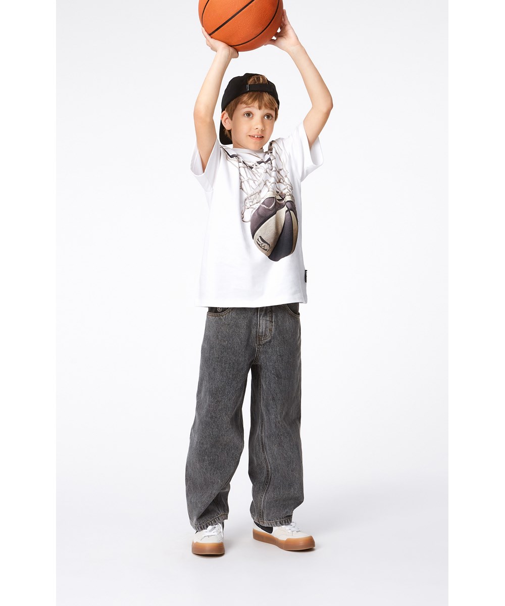 Riley - Basket Net - Vit ekologisk t-shirt med basketmönster.