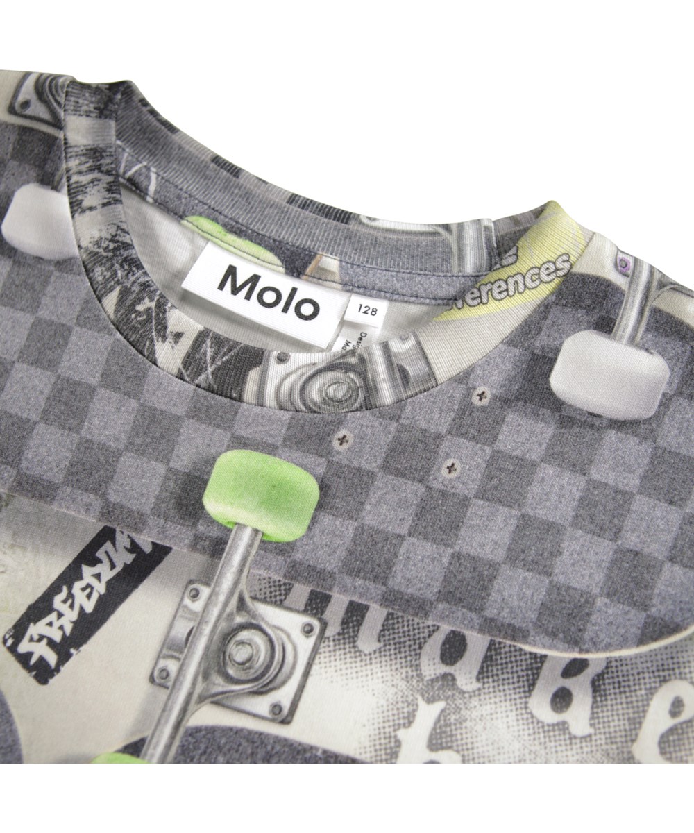 Riley - Board Wall - Grå T-shirt för barn i mjuk ekologisk bomull med tryck, korta ärmar och ribbad halsringning.