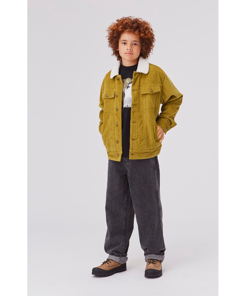 Riley - Climbing Wild - Ekologisk brun t-shirt med bergsklättrare.