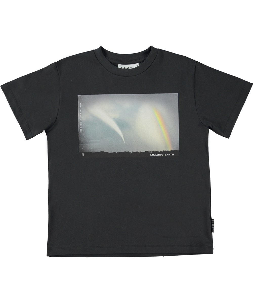 Riley - Earth Pictures - Svar ekologidk t-shirt med regnbågsmönster.