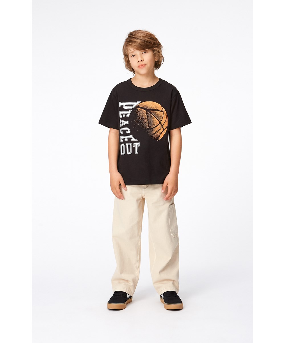 Riley - Ember Basket - Svart ekologisk t-shirt med basketmönster.