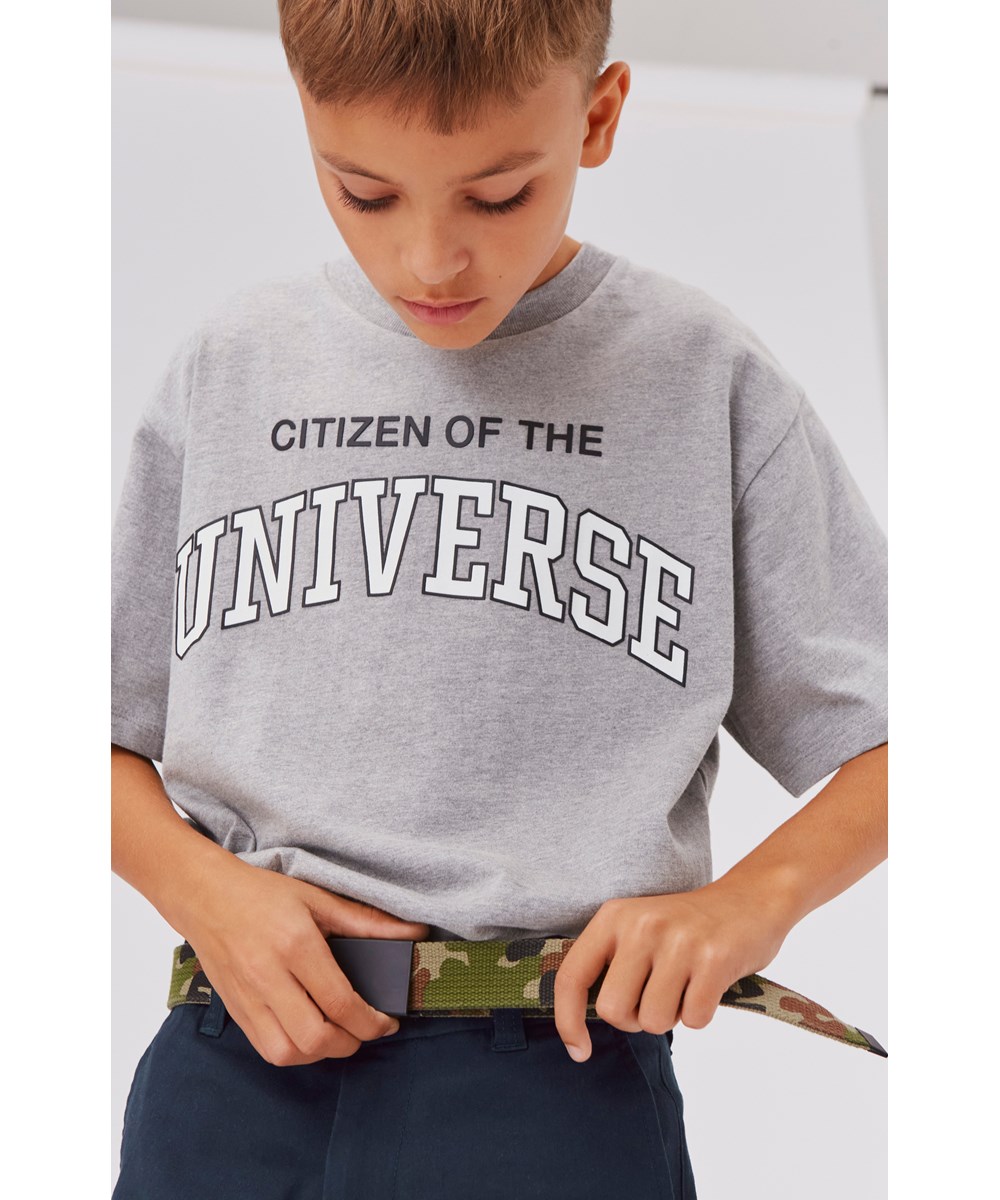 Riley - Grey Melange - Ekologisk grå t-shirt med text.