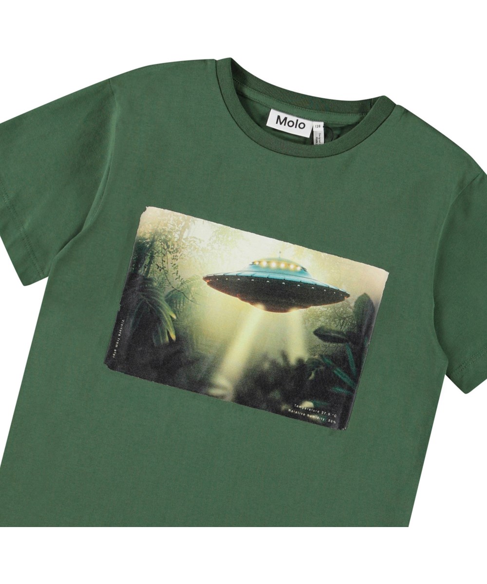 Riley - Jungle UFO - Mörkgrön t-shirt med tryck för barn i mjuk ekologisk bomull med korta ärmar och ribbad halsringning.