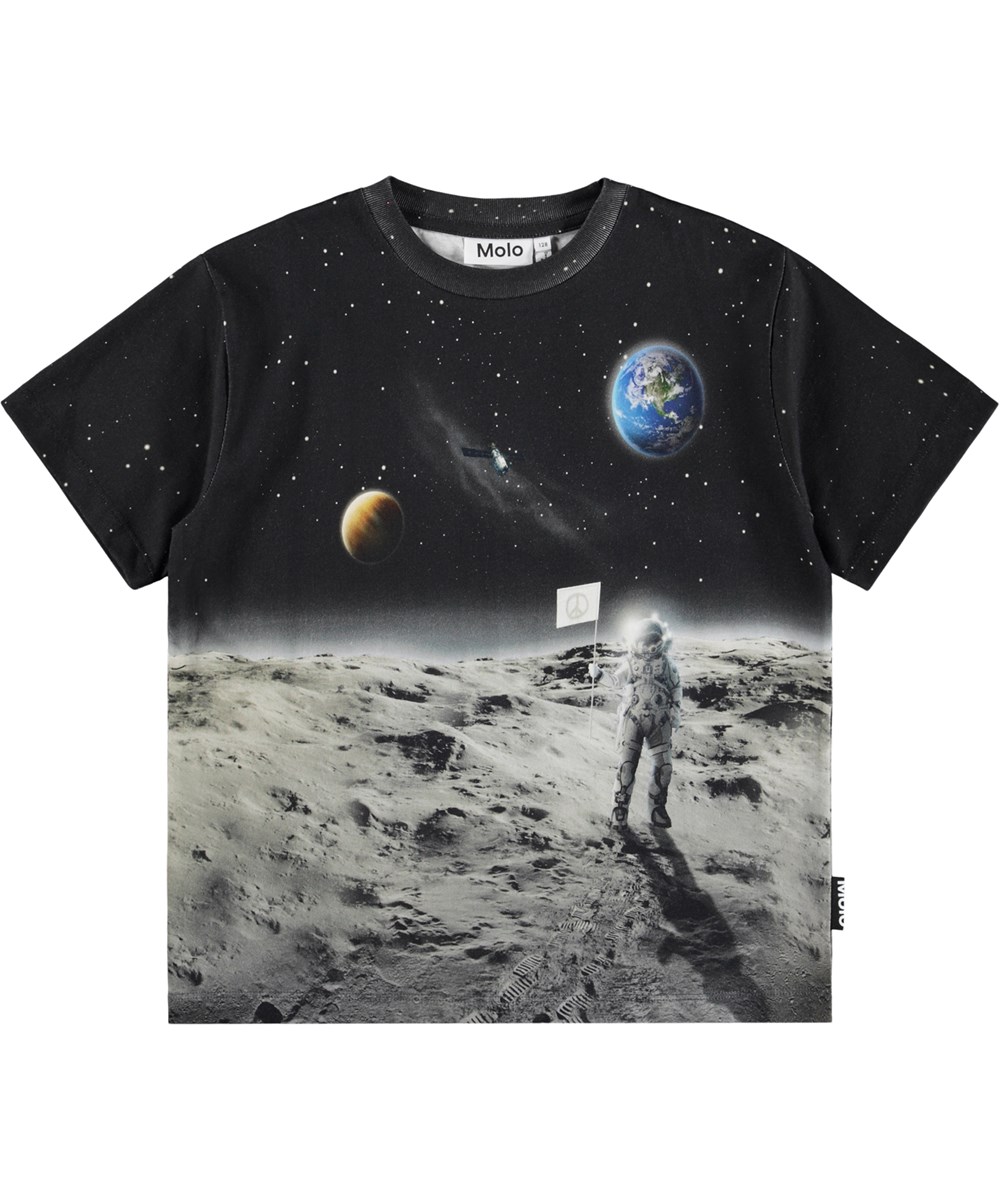 Riley - Moon Traveller - Svart T-shirt för barn i mjuk ekologisk bomull med tryck, korta ärmar och ribbad halsringning.