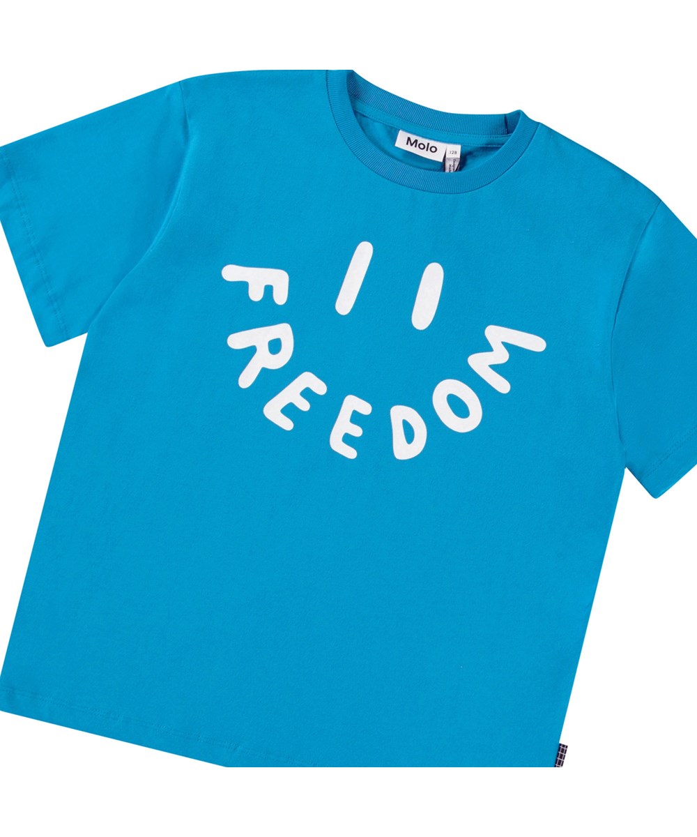 Riley - Peacock Blue - Blå t-shirt med tryck för barn i mjuk ekologisk bomull med korta ärmar och ribbad halsringning.