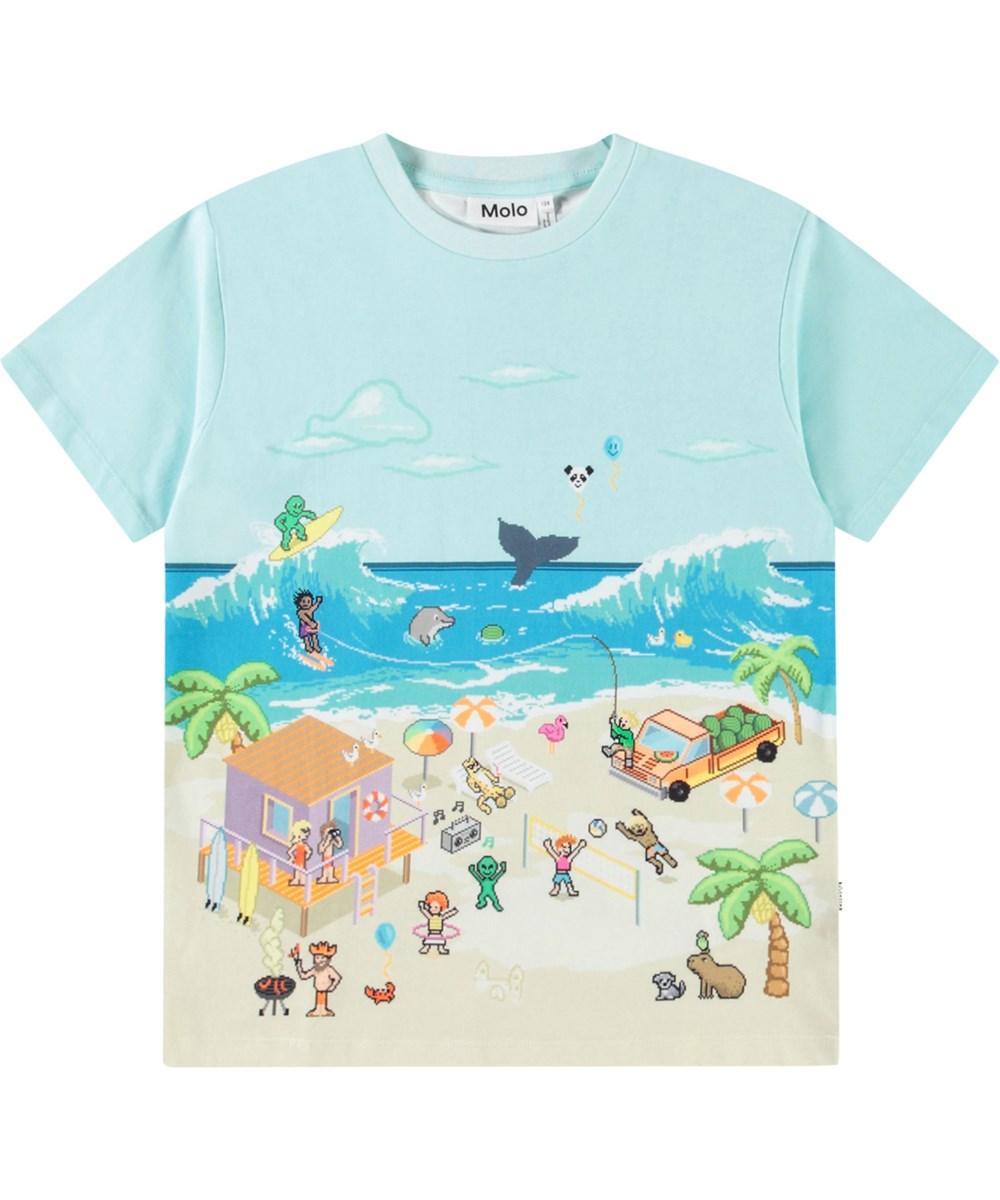 Riley - Pixel Beach - Ljusblå t-shirt med tryck för barn i mjuk ekologisk bomull med korta ärmar och ribbad halsringning.