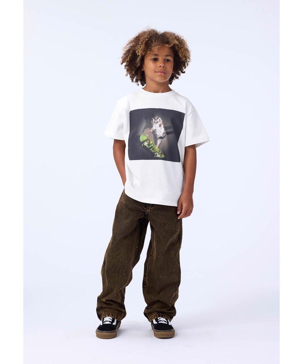 Riley - Scate - Vit T-shirt i mjuk ekologisk bomull med tryck, korta ärmar och ribbad halsringning.