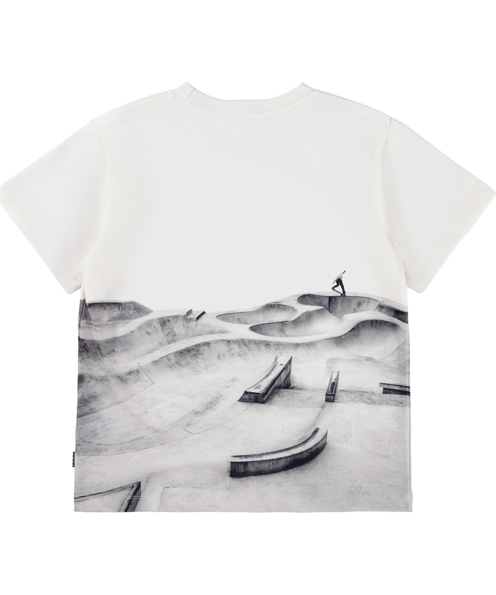 Riley - Skatepark - Vit T-shirt för barn i mjuk ekologisk bomull med tryck, korta ärmar och en ribbad halsringning.