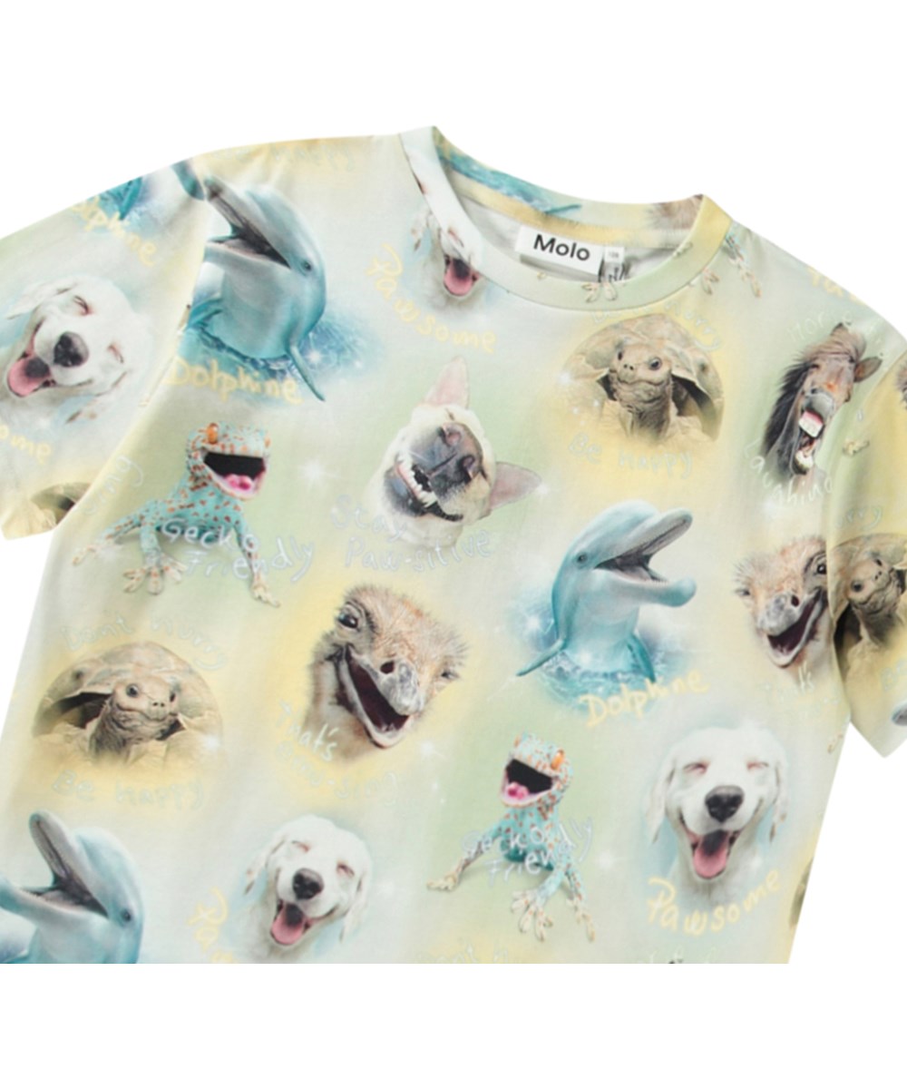 Riley - Smiling Animals - Beige och ljusgrå t-shirt med tryck för barn i mjuk ekologisk bomull med korta ärmar och ribbad halsringning.