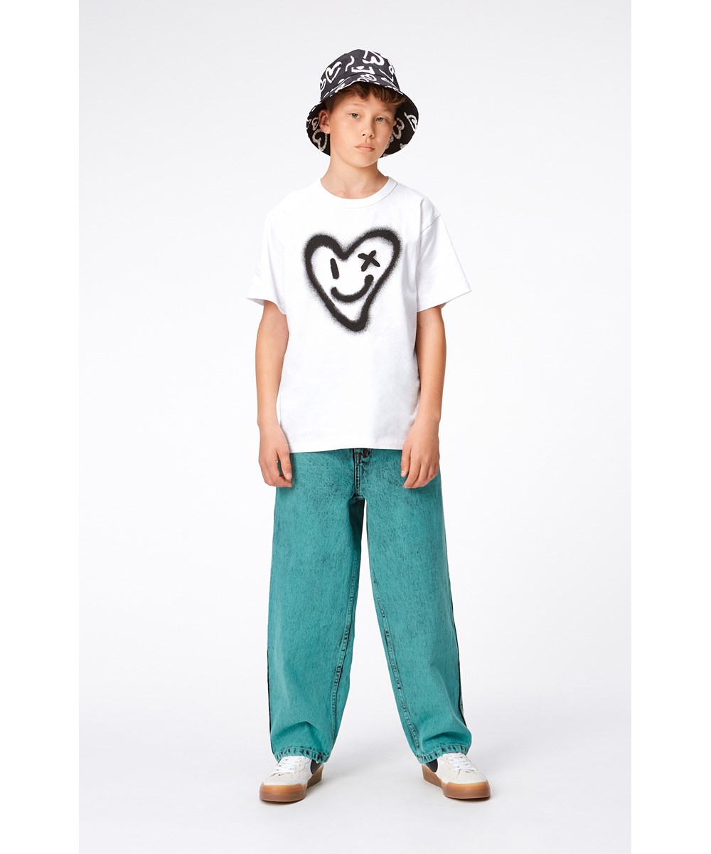 Riley - Sprayed Heart - Vit ekologisk t-shirt med spraymålat hjärtmönster.