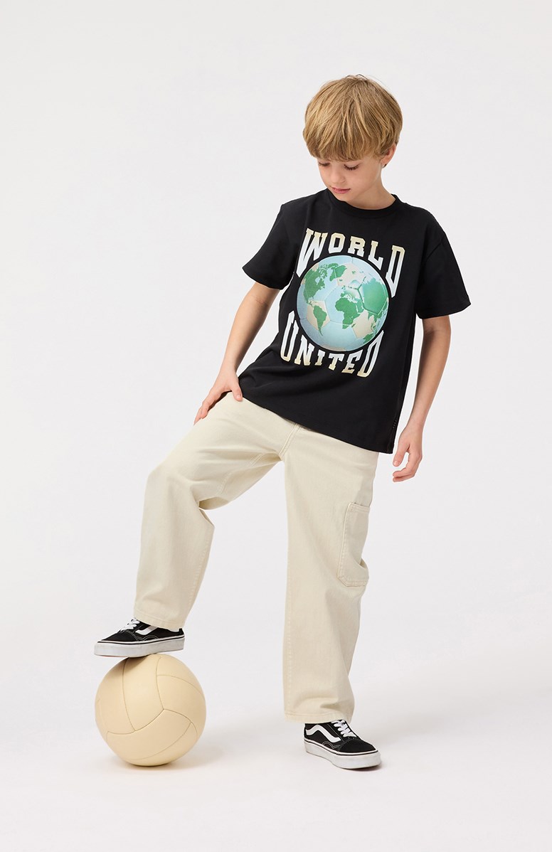 Riley - United World - T-shirt med tryck för barn i mjuk ekologisk bomull med korta ärmar och ribbad halsringning.