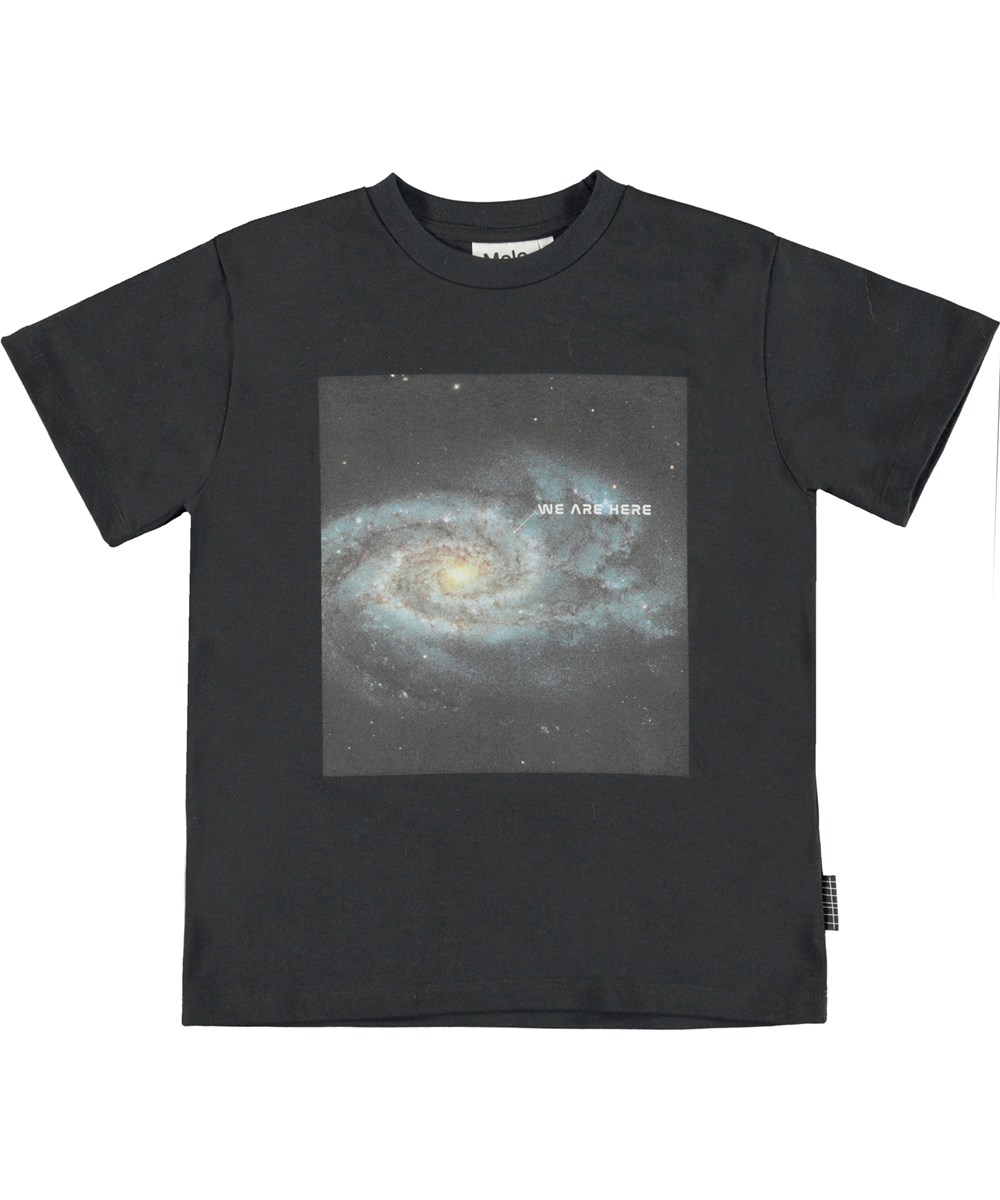 Riley - We Are Here - Ekologisk svart t-shirt med galaxen.
