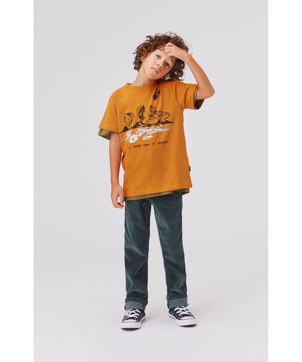 Road - Old Gold - Ekologisk orange t-shirt med dinosauriemönster.