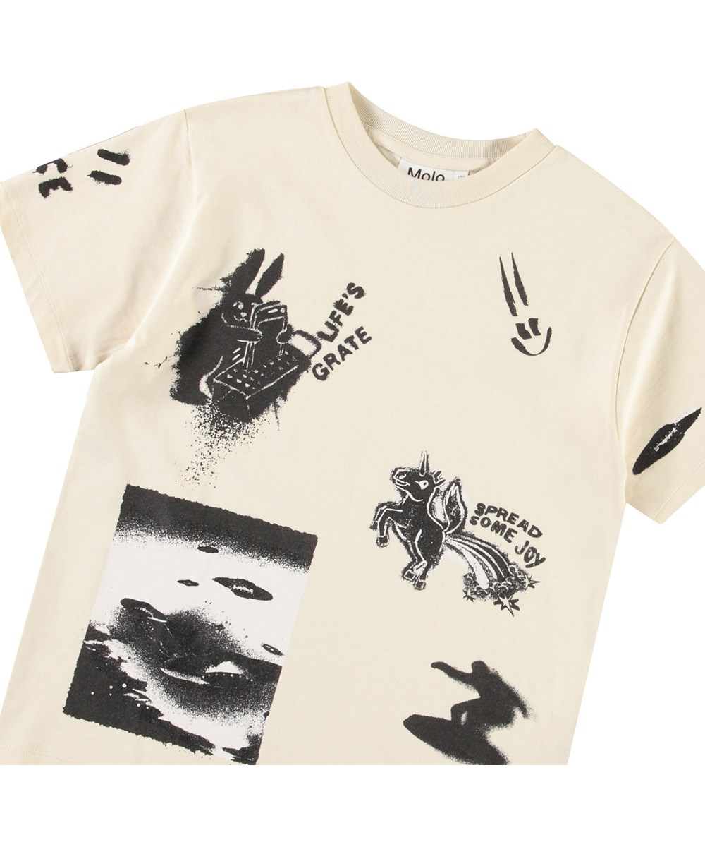 Rodney - Art Mash Up - Off-white t-shirt med tryck för barn i ekologisk bomull med korta ärmar och ribbad halsringning.