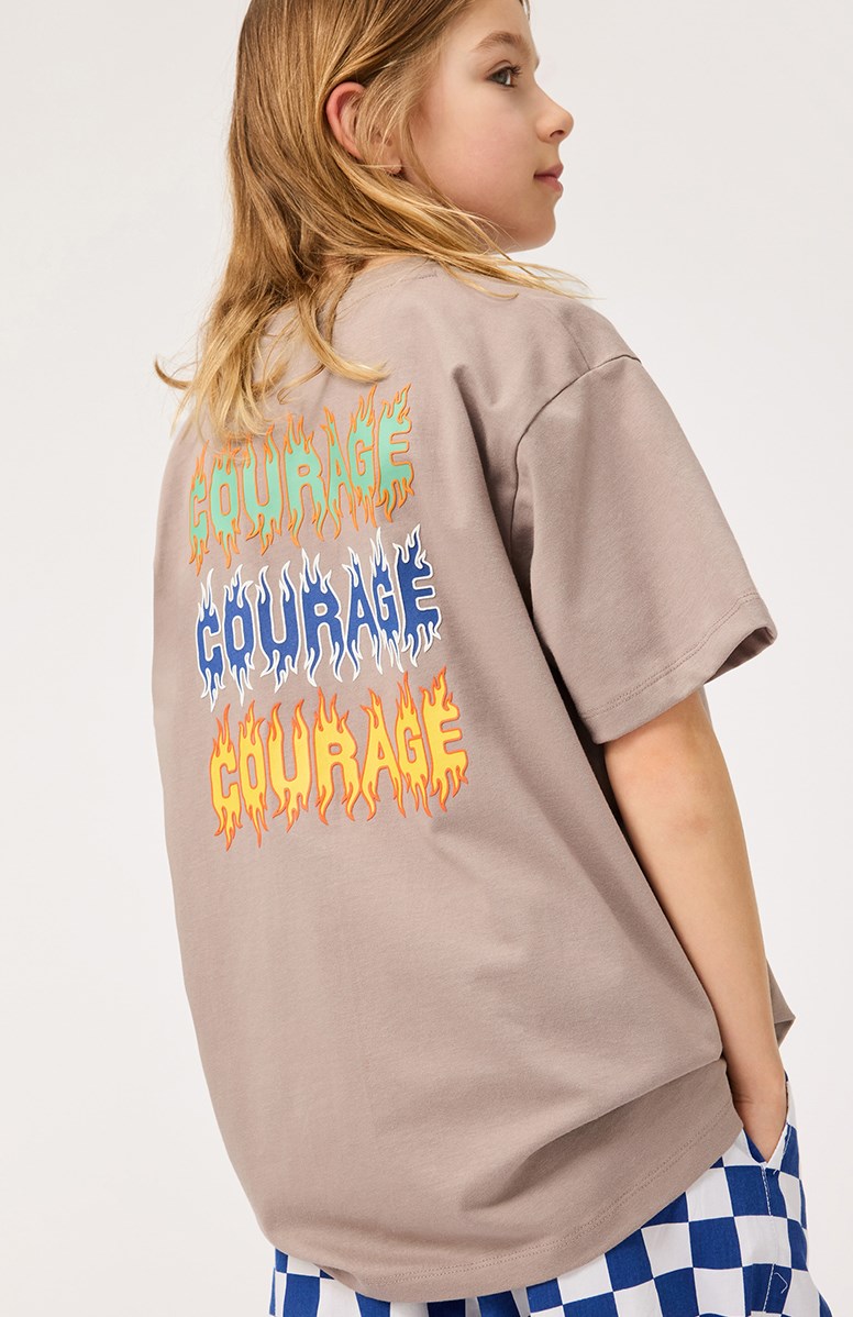 Rodney - Cinder Rock - Ljusbrun t-shirt med tryck för barn i ekologisk bomull med korta ärmar och ribbad halsringning.